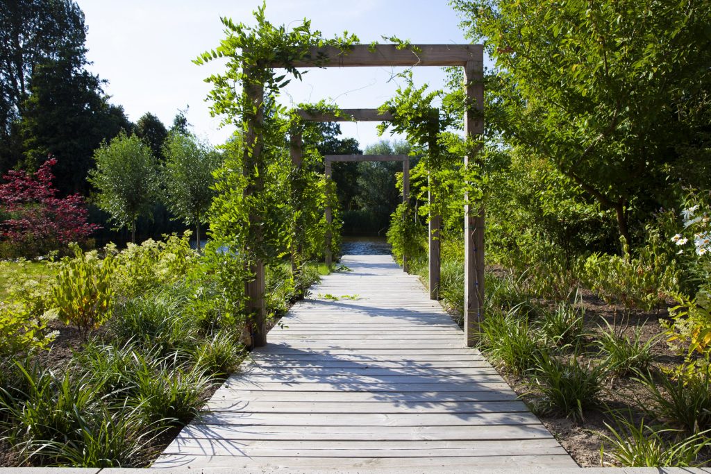 14-02-2019tuin_aan_het_water_pergola_vlonderpad_grote_tegels_gazon_lage_zwaluwe_t